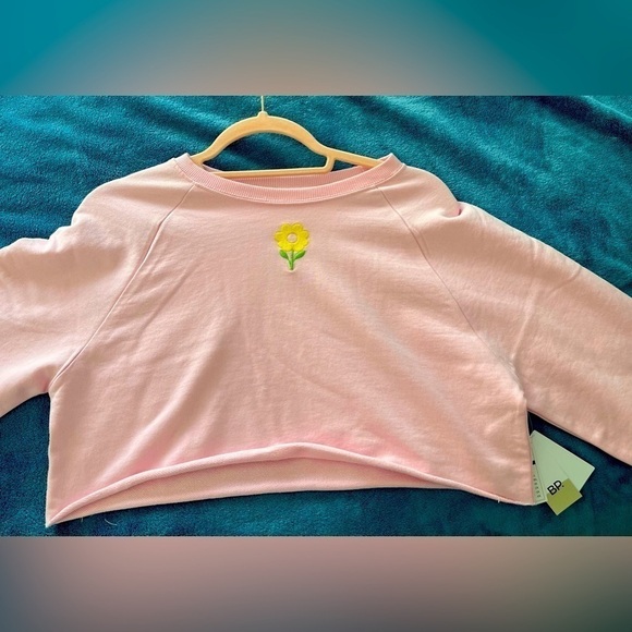 NWT BP Fleece Cropped Pullover with Flower Emblem Size Small. - Picture 3 of 3
